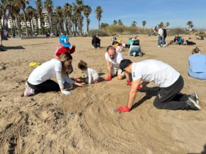 Limpieza de la playa de la Patacona de plásticos y microplásticos